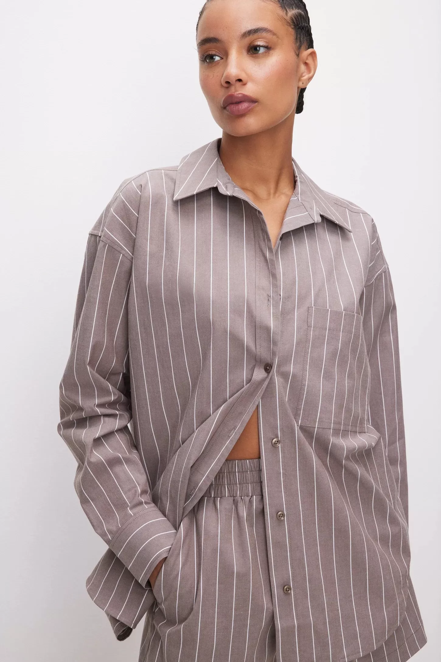 Good American OVERSIZED POPLIN SHIRT- Putty Stripe